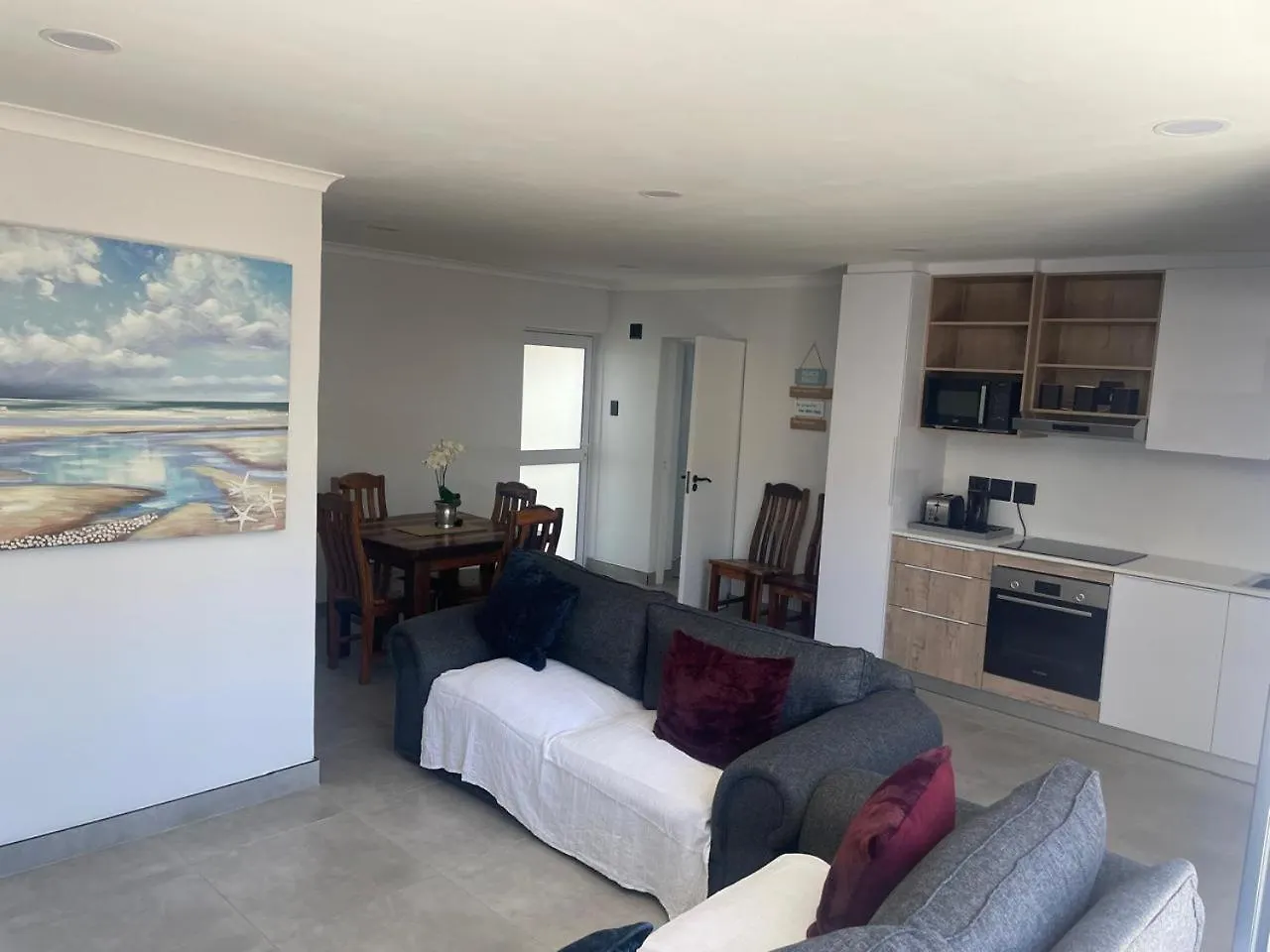 Unit 4 At 9 La Roche Self Catering Apartments Port Elizabeth 0*,  South Africa