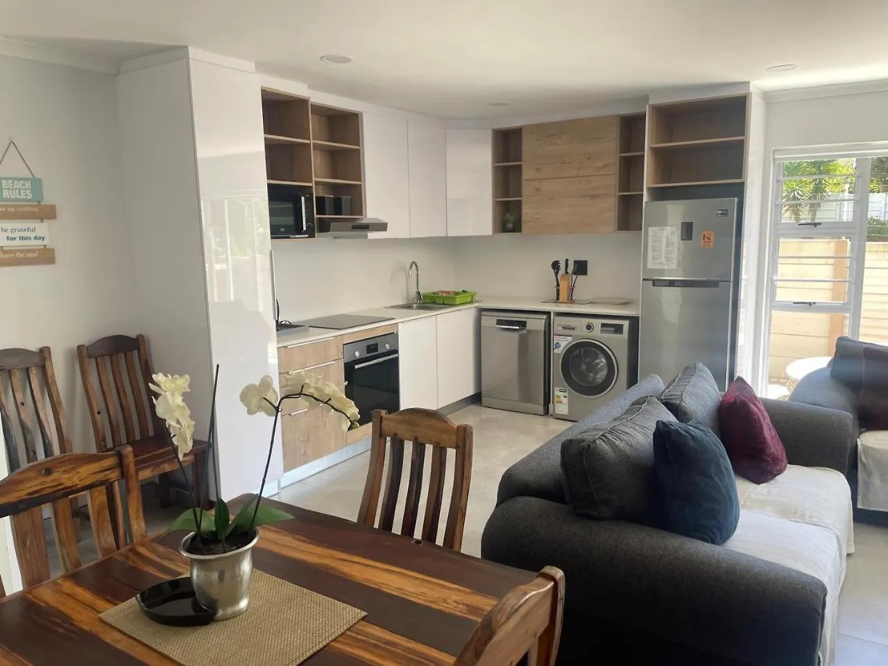 Unit 4 At 9 La Roche Self Catering Apartments Port Elizabeth